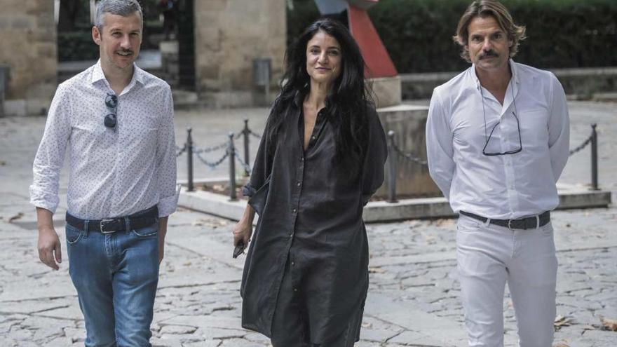 Fran Reus, Clara Garau y Frederic Pinya, frente a la escultura ´Nancy´ de Calder, en s´Hort del Rei.