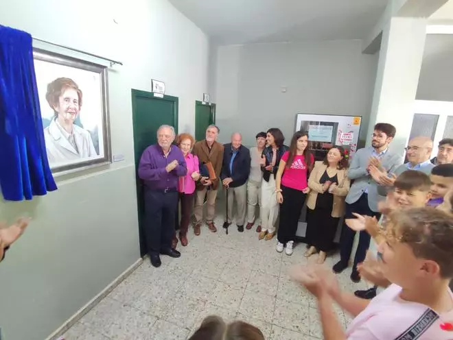 En imágenes: El homenaje a la científica Margarita Salas en el instituto Elisa y Luis Villamil