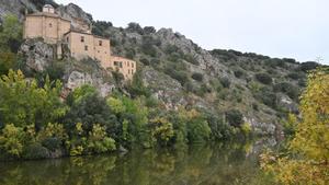 La ermita de San Saturio, construida sobre una cueva frente al río Duero, que acaba de ser restaurada.