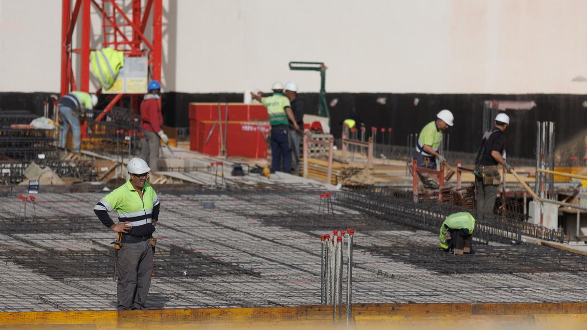 Imagen de archivo de trabajadores en una obra.