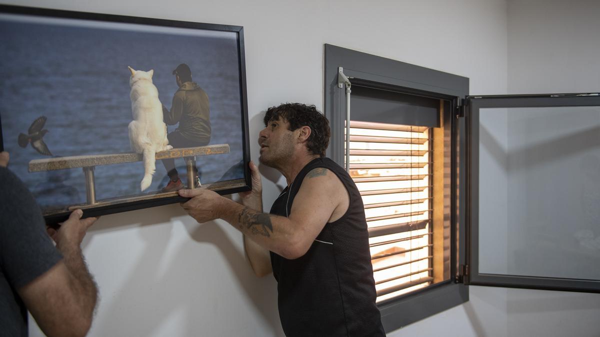 Antonio cuelga una fotografía en la que aparece junto a su perro Blanco.