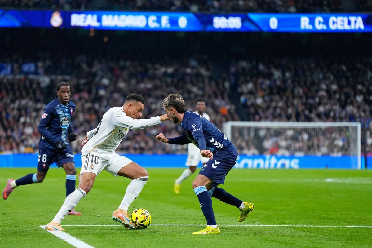 Real Madrids Kylian Mbappe is challenged by Celtas Oscar Mingueza during the Spanish La Liga soccer match between Real Madrid and Celta Vigo in Madrid, Spain, Sunday, Dec. 7, 2025. (AP Photo/Manu Fernandez)