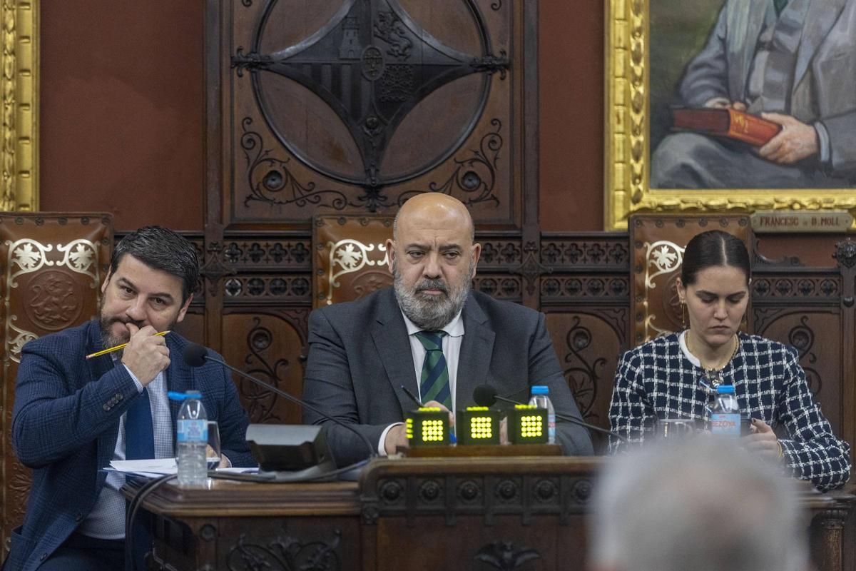 El alcalde Jaime Martínez entre los regidores Javier Bonet y Lourdes Roca.