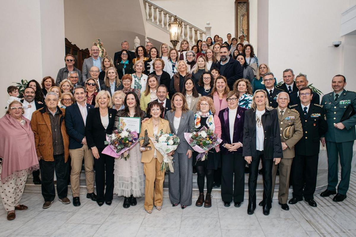 Representantes de todos los sectores de la ciudad además de sus compañeros de la AECC han querido acompañar a Salomé Esteller.
