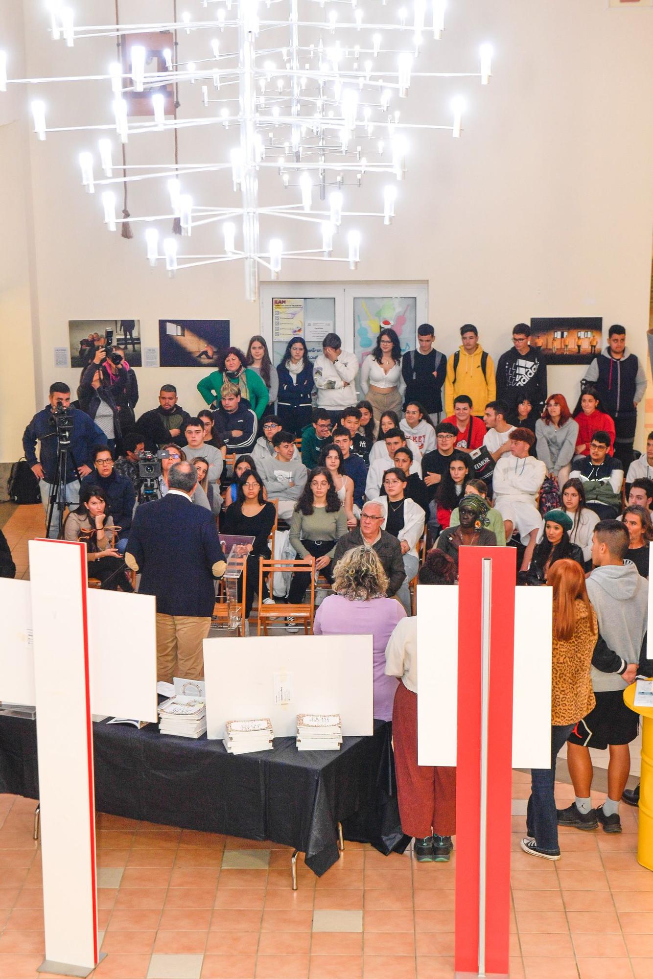 Alumnos de seis centros educativos de Santa Lucía hacen un libro de viñetas