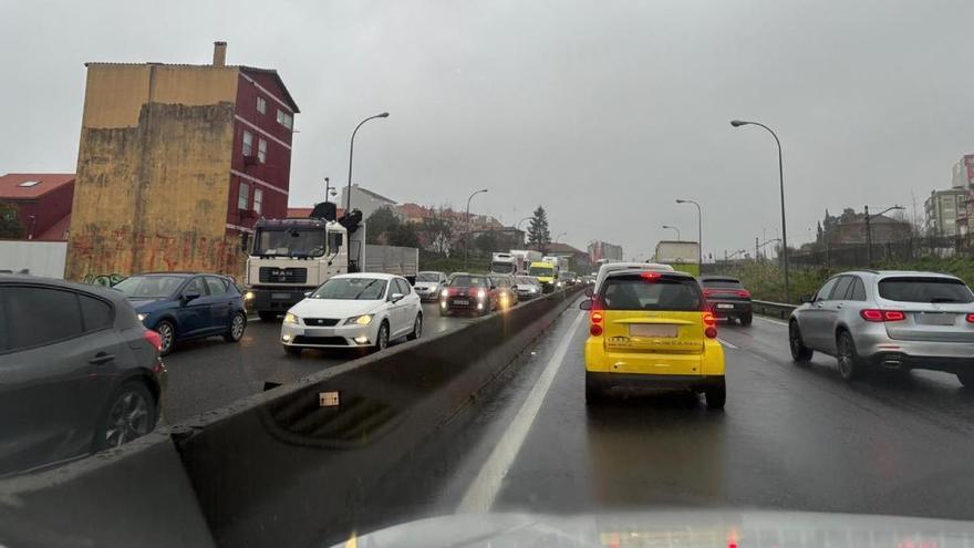 Una trampa con peaje, sin arcenes, ni avisos: la AP-9 colapsa el tráfico en Vigo con cada accidente