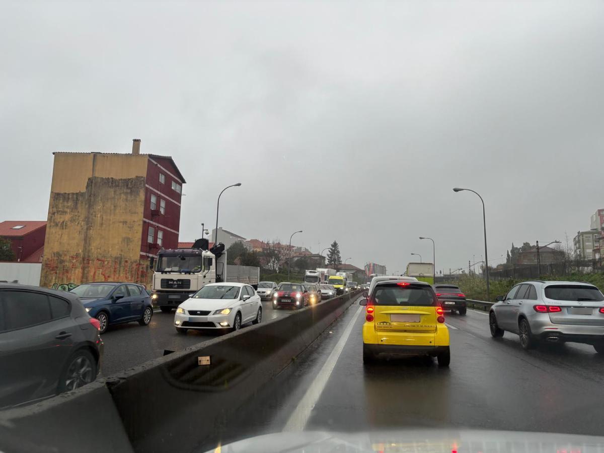 Retenciones en la AP-9V tras sendos accidentes a la entrada y salida de Vigo.