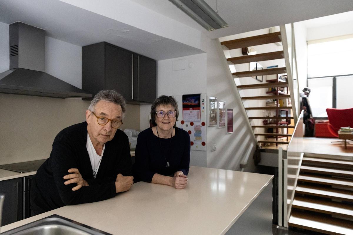 Marta y Lluìs, jubilados en la actualidad, llevan 33 años compartiendo su vivienda cerca de Barcelona y viajando principalmente por Europa.