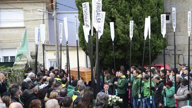 El féretro de José Luis Macey fue recibido en la iglesia de Meira por sus excompañeros con los remos en alto.