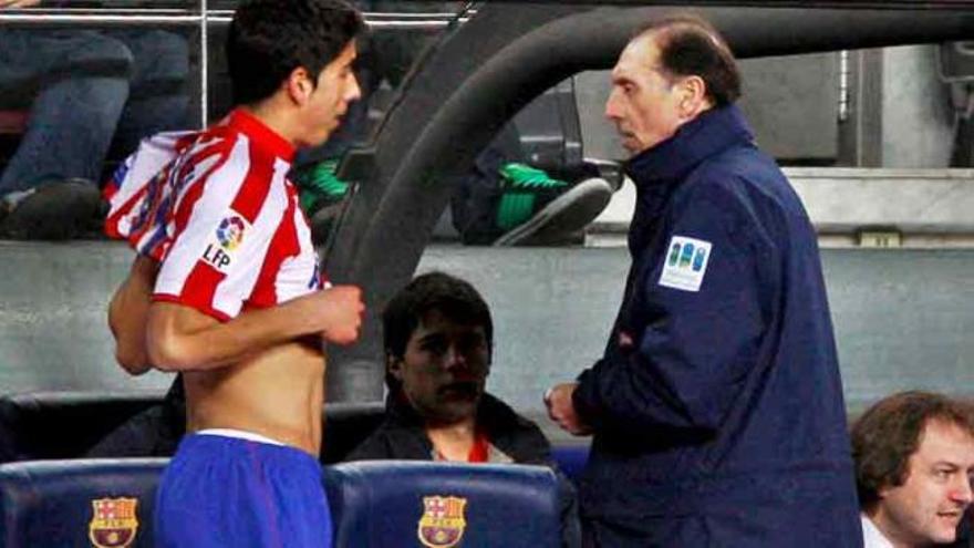 José Ángel se prepara para su debut en el Camp Nou y recibe los consejos de Quini, que ese día ejercía de entrenador.