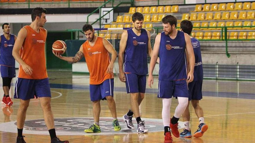 Los jugadores del COB Ourense Provincia Termal, en el entrenamiento en el Paco Paz. // Iñaki Osorio