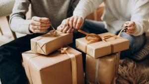 Una pareja abriendo regalos.