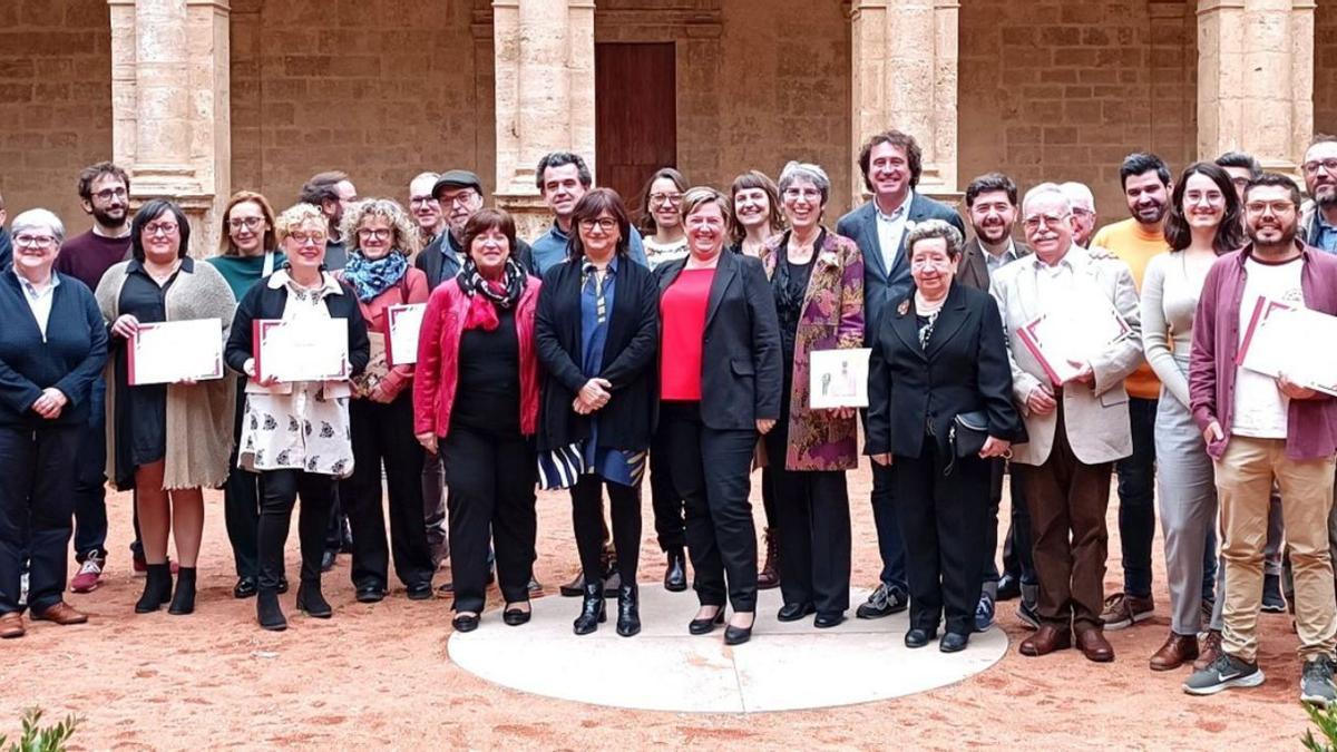 La consellera amb els premiats, ahir a Sant Miquel dels Reis. | L-EMV