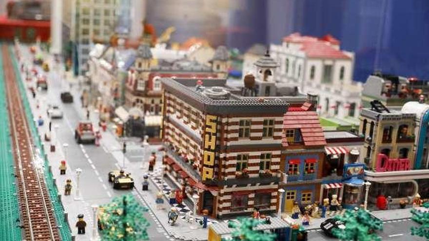 Una ciudad en miniatura hecha con piezas de Lego. // M. León