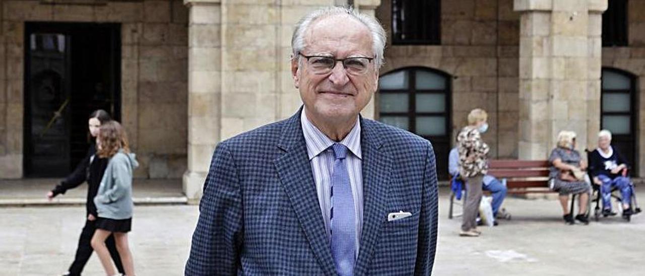 Francisco Aldecoa, ayer, en la plaza del Parche.