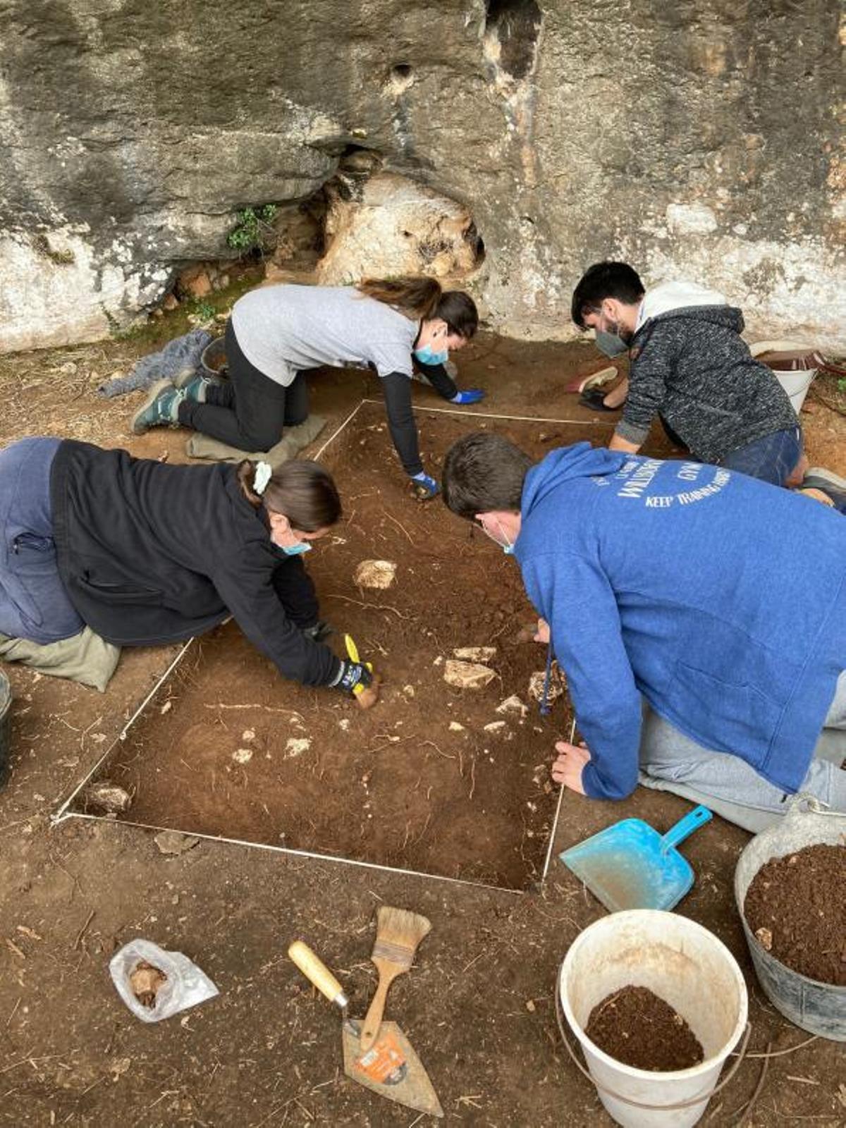 Alumnos de Arqueología de la UPV trabajan en la excavación del Abric de l’Hedra | LEVANTE-EMV