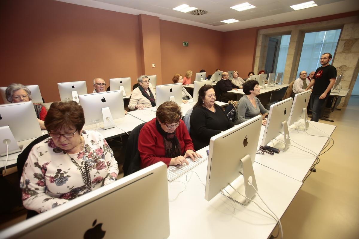 Personas mayores participando en un taller de formación digital, en una imagen de archivo.