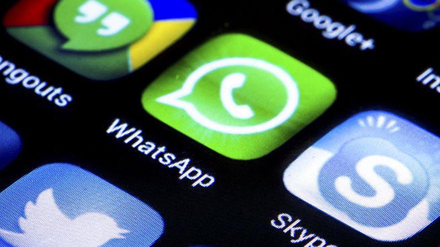 Logo de WhatsApp en un móvil.
