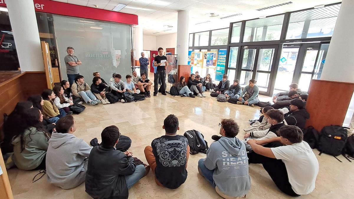 Alumnos de CAFyD durante la sentada que han realizado en el CESAG