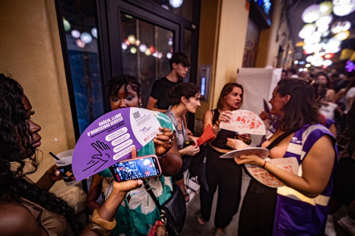 Voluntarias del punto lila informan de este servicio por las calles durante las fiestas de Gràcia