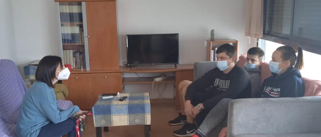 Una de las familias ucranianas de acogida por Cáritas