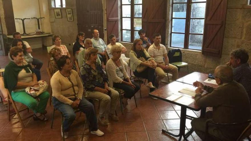 Charla de Luis Chapela y Uxío Barreiro, ayer, en Berducedo. // G.N.