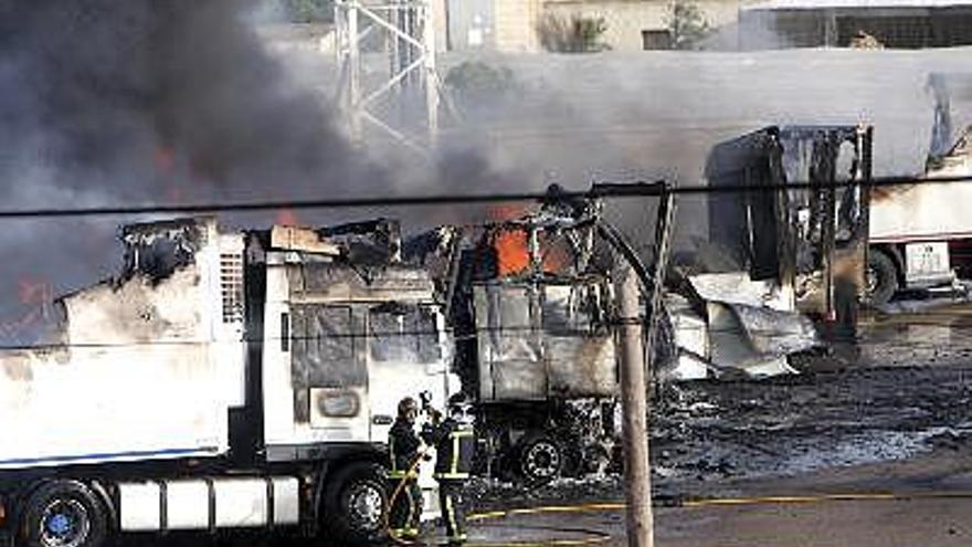 Los bomberos intentan apagar el incendio declarado en el parking de una estación de servicio del polígono de La Redonda, en El Ejido (Almería), en el que han ardido un total de nueve camiones. El fuego ha quedado controlado dos horas después de su inicio.