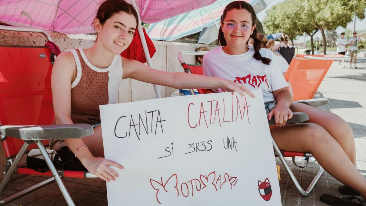 Tres fans se abanican al ritmo del ‘Motomami’. | BERNARDO ARZAYUS