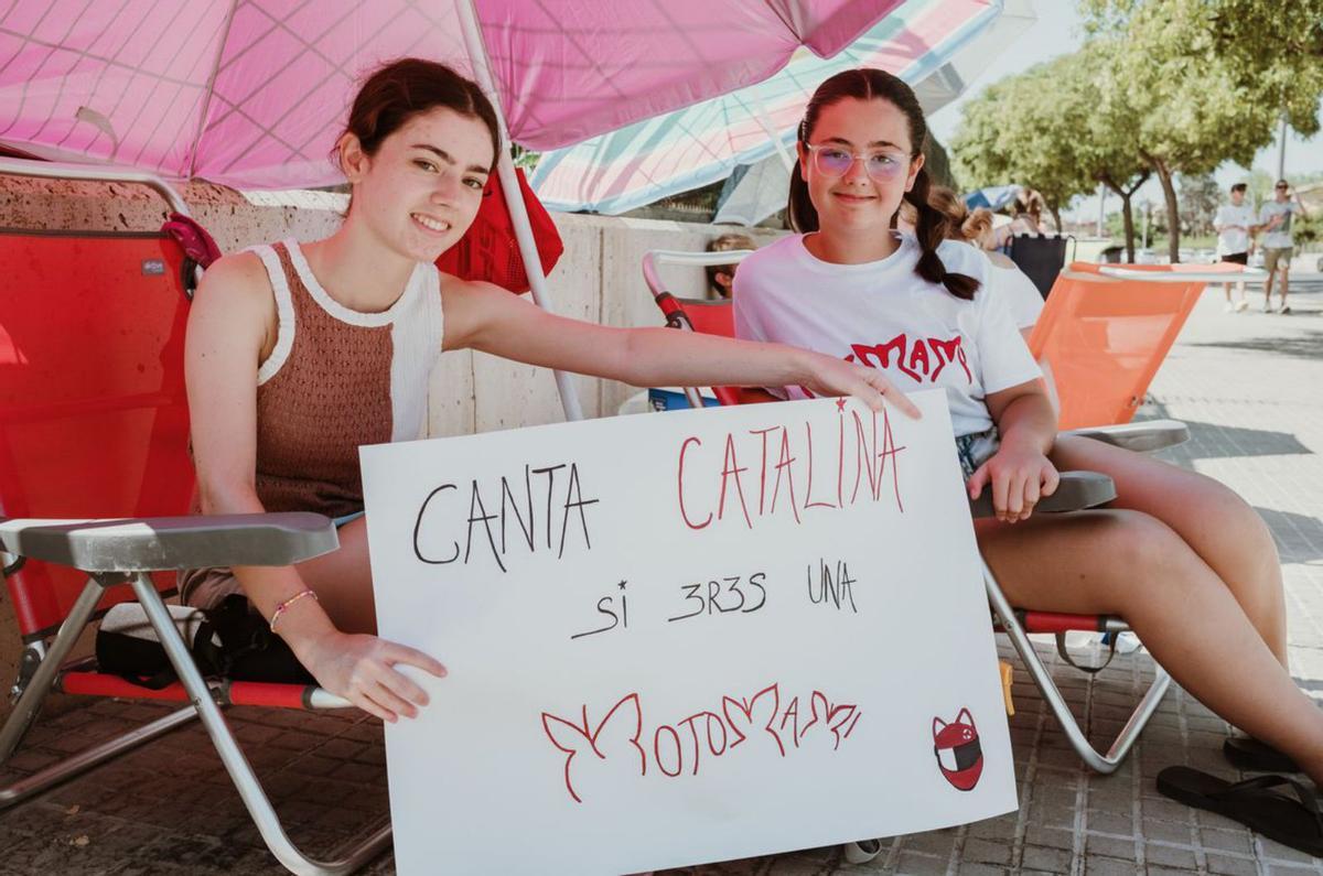 Tres fans se abanican al ritmo del ‘Motomami’. | BERNARDO ARZAYUS