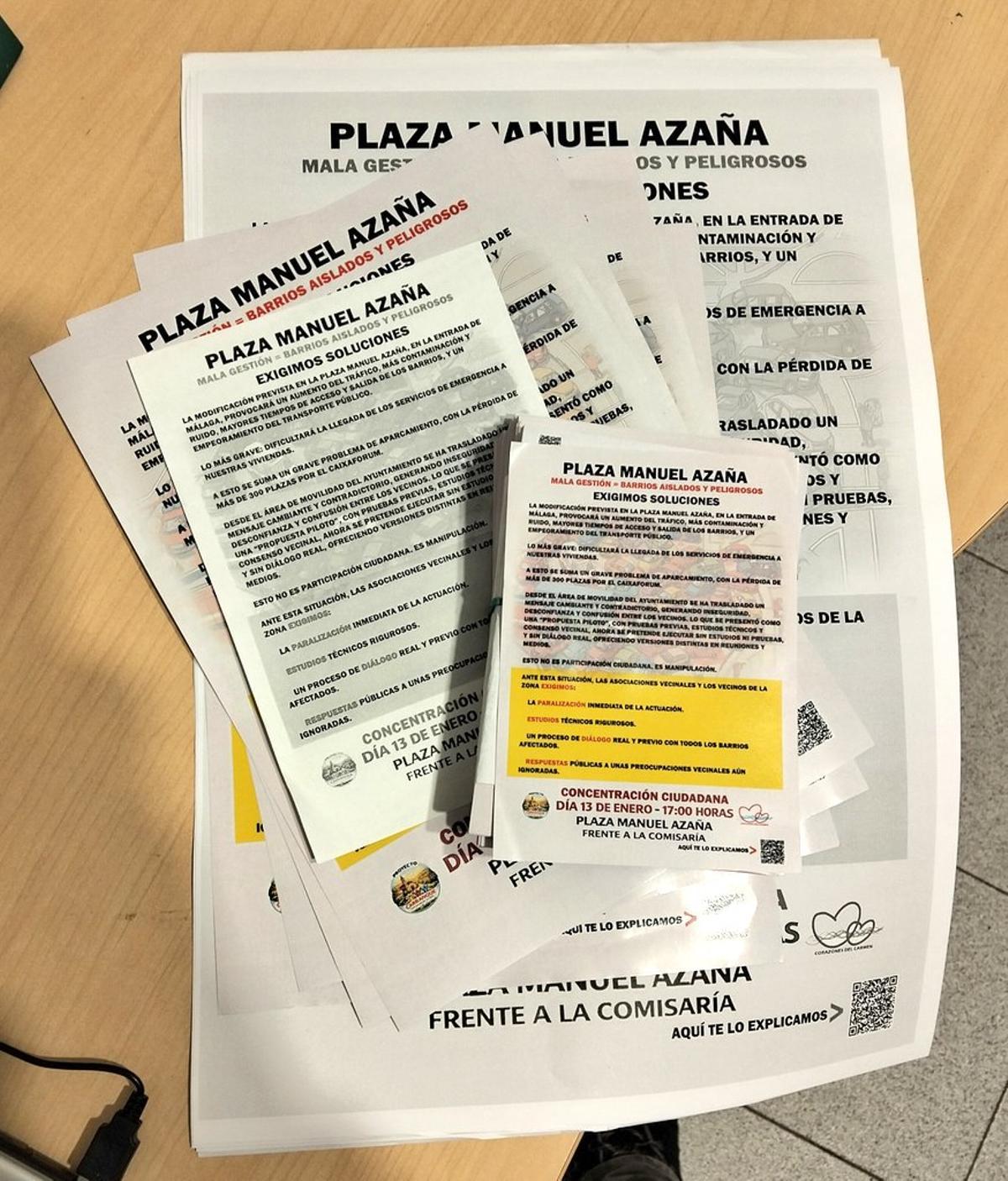 Carteles y folletos con la manifestación contra la reordenación al tráfico en la rotonda de la Comisaría
