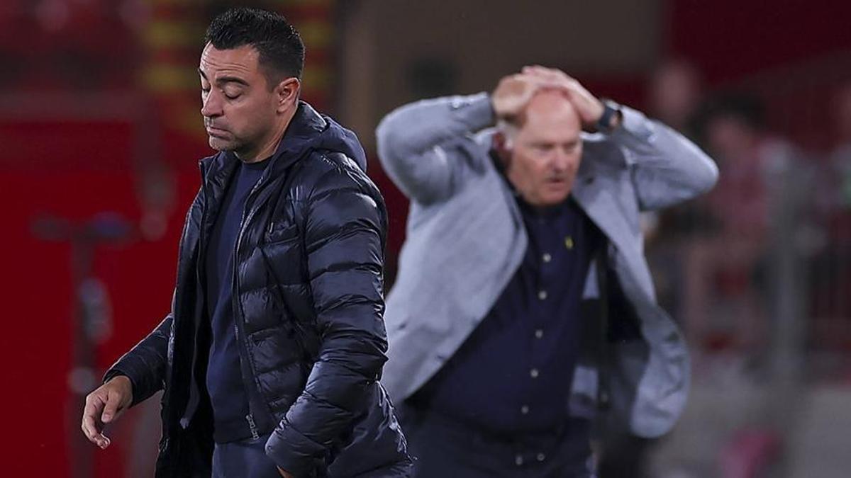 Pepe Mel, al fondo, detrás de Xavi, se desquicia por una ocasión de gol desperdiciada por el Almería.