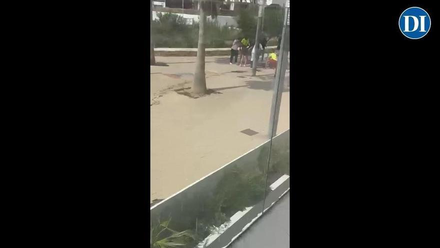 Rajan a una persona en Caló des Moro, en Sant Antoni