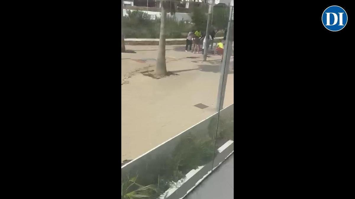 Rajan a una persona en Caló des Mor, en Sant Antoni