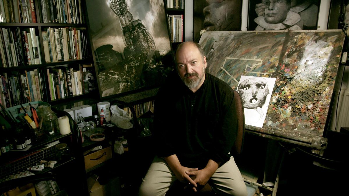 El artista británico Dave McKean en su estudio.