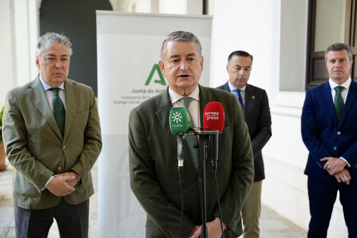 El consejero de la Presidencia, Interior, Diálogo Social y Simplificación Administrativa, Antonio Sanz (c), atiende a los medios de comunicación. A 12 de mayo de 2025, en Sevilla (Andalucía, España). El consejero andaluz de la Presidencia, Interior, Diálogo Social y Simplificación Administrativa, Antonio Sanz, ha lamentado este lunes el nuevo "caos ferroviario" que se ha vivido en Andalucía este pasado fin de semana y ha denunciado la "falta de compromiso y de soluciones" por parte del Gobierno central. 12 MAYO 2025 María José López / Europa Press 12/05/2025. ANTONIO SANZ;María José López