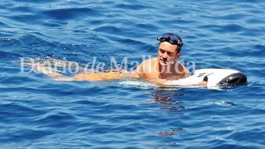 Orlando Bloom hat mit einem &quot;Seabob&quot; Spaß.