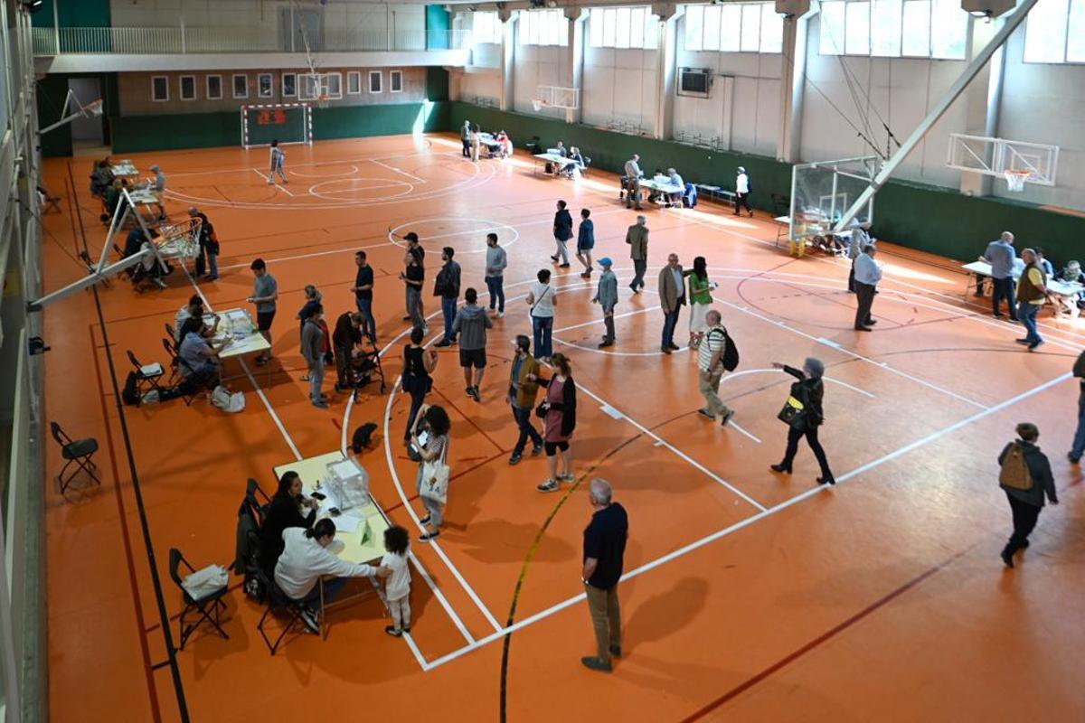 Votaciones en la escuela Grèvol de Barcelona.