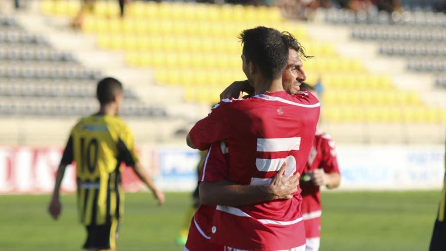 Chavero, tras anotar el penalti, recibe la felicitación de Armando.