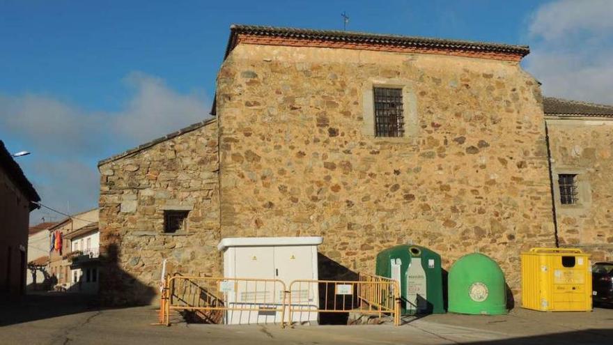 Transformador eléctrico colocado junto a la iglesia en San Pedro de Ceque.