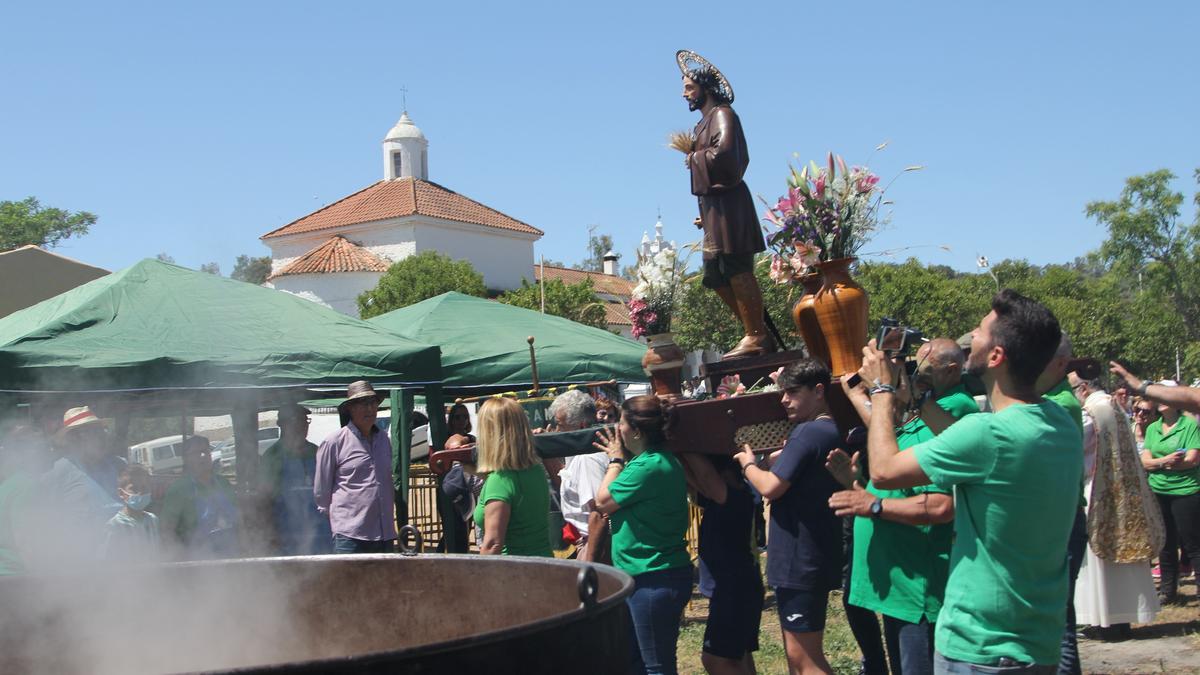 La procesión de San Isidro cerca del caldero de garbanzos.