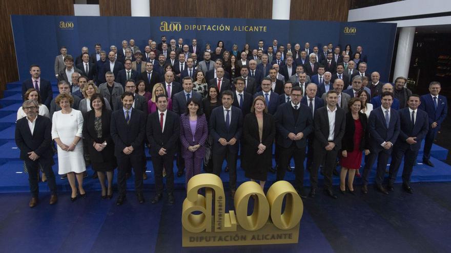 La foto de familia de la Corporación provincial, junto a los alcaldes y alcaldesas, en el aniversario de la Diputación. | PILAR CORTÉS