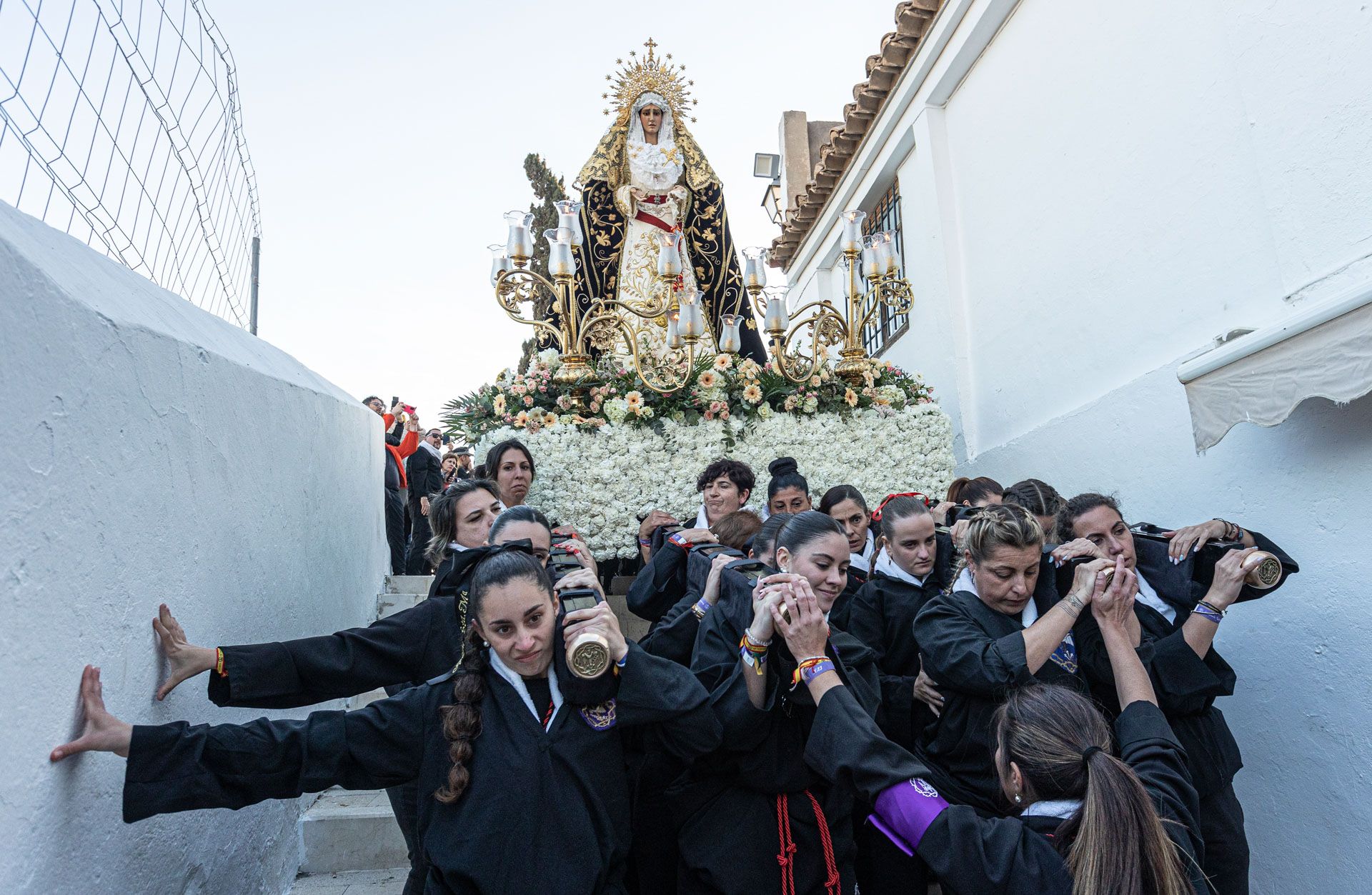 Gran expectación en el casco antiguo de Alicante en la procesión de Santa Cruz