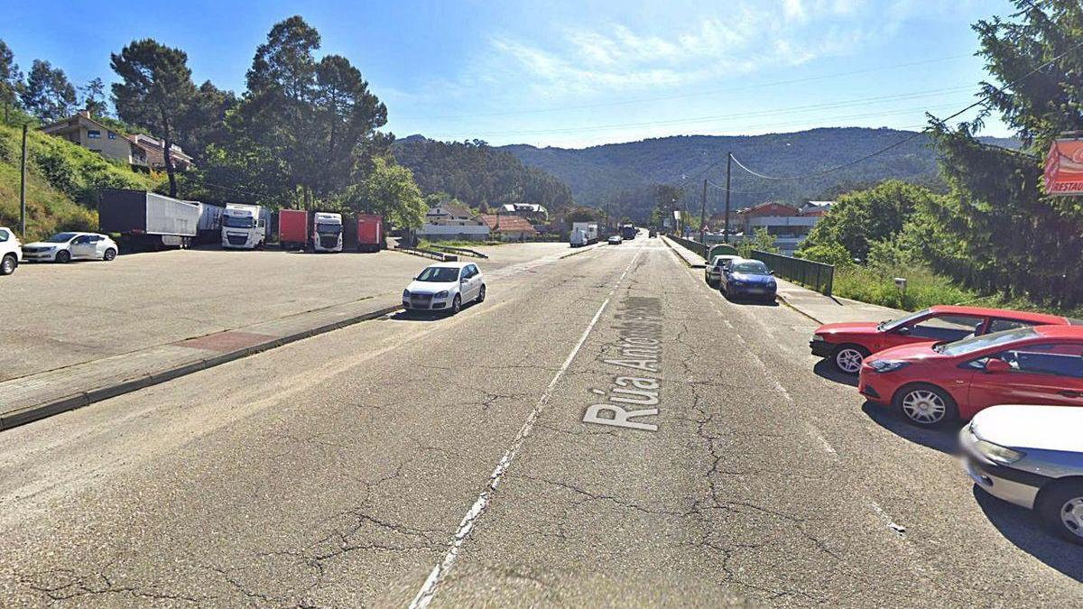 A la izquierda, zona de aparcamiento del Restaurante Castro donde fueron multados los camioneros.