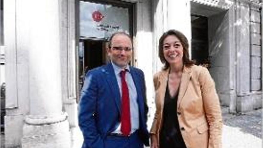 La candidata del PP, davant la seu de la Cambra de Comerç de Girona.