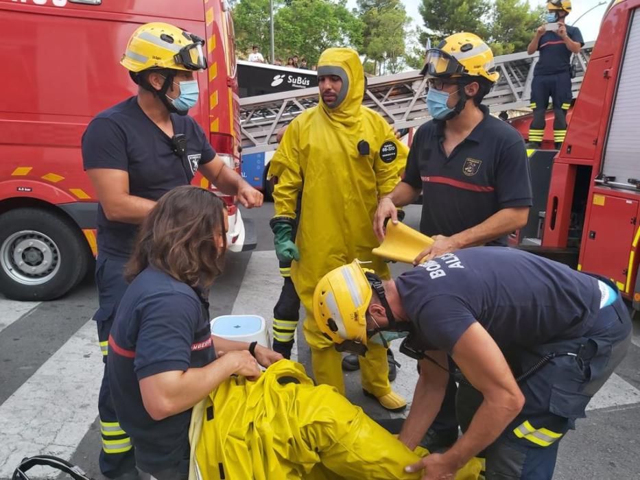 Los bomberos se preparan para acceder a la vivienda en la que se encuentran los cadáveres