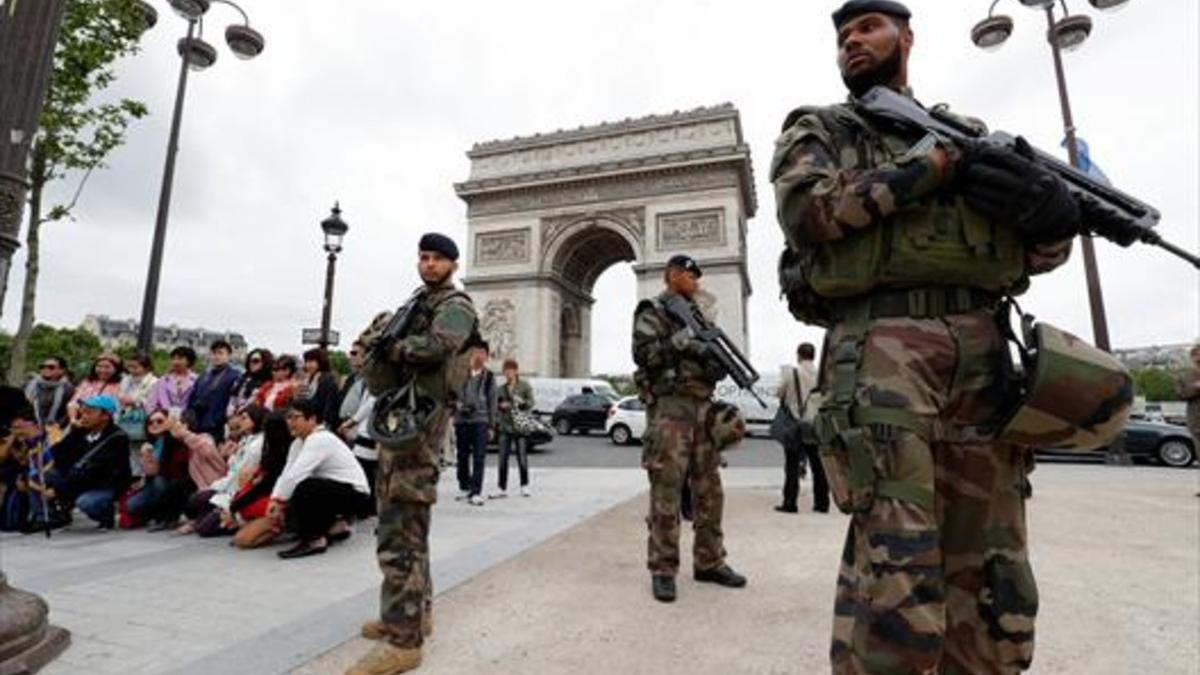 ARCO DE TRIUNFO 8 Soldados patrullan entre turistas en París.