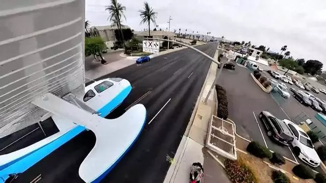 El momento en que un hidroavión aterriza de emergencia entre coches en Estados Unidos