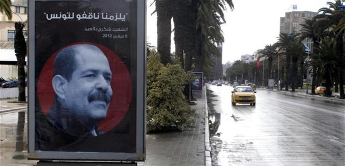 Un cartell amb la imatge de Bel Aid en un carrer desert de Tunis per la vaga general, aquest divendres.