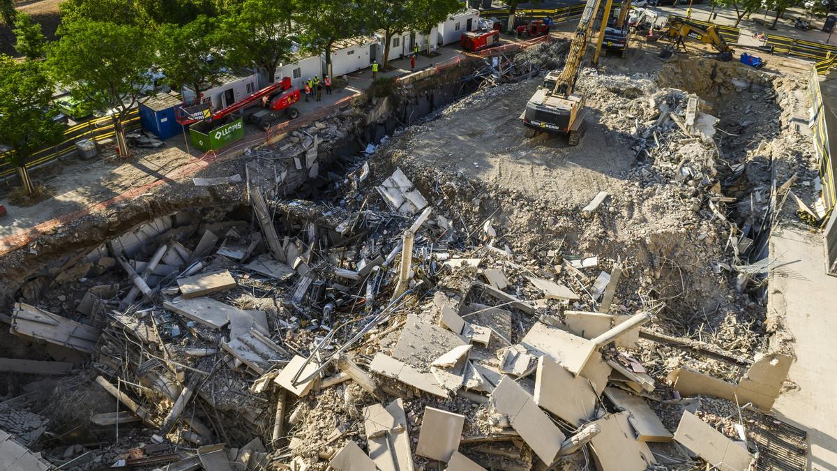 Se derrumban 4 plantas de un edificio de Sevilla que está siendo demolido, sin heridos