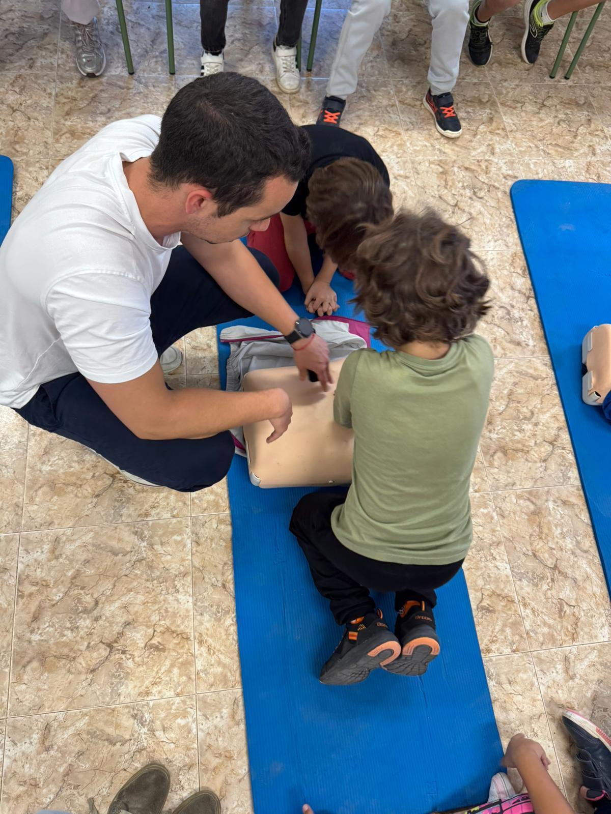 Alumnado practicando la reanimación.